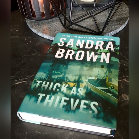 New York Times Bestselling Author Sandra Brown's Thick as Thieves First Edition - Picture 1 of 5